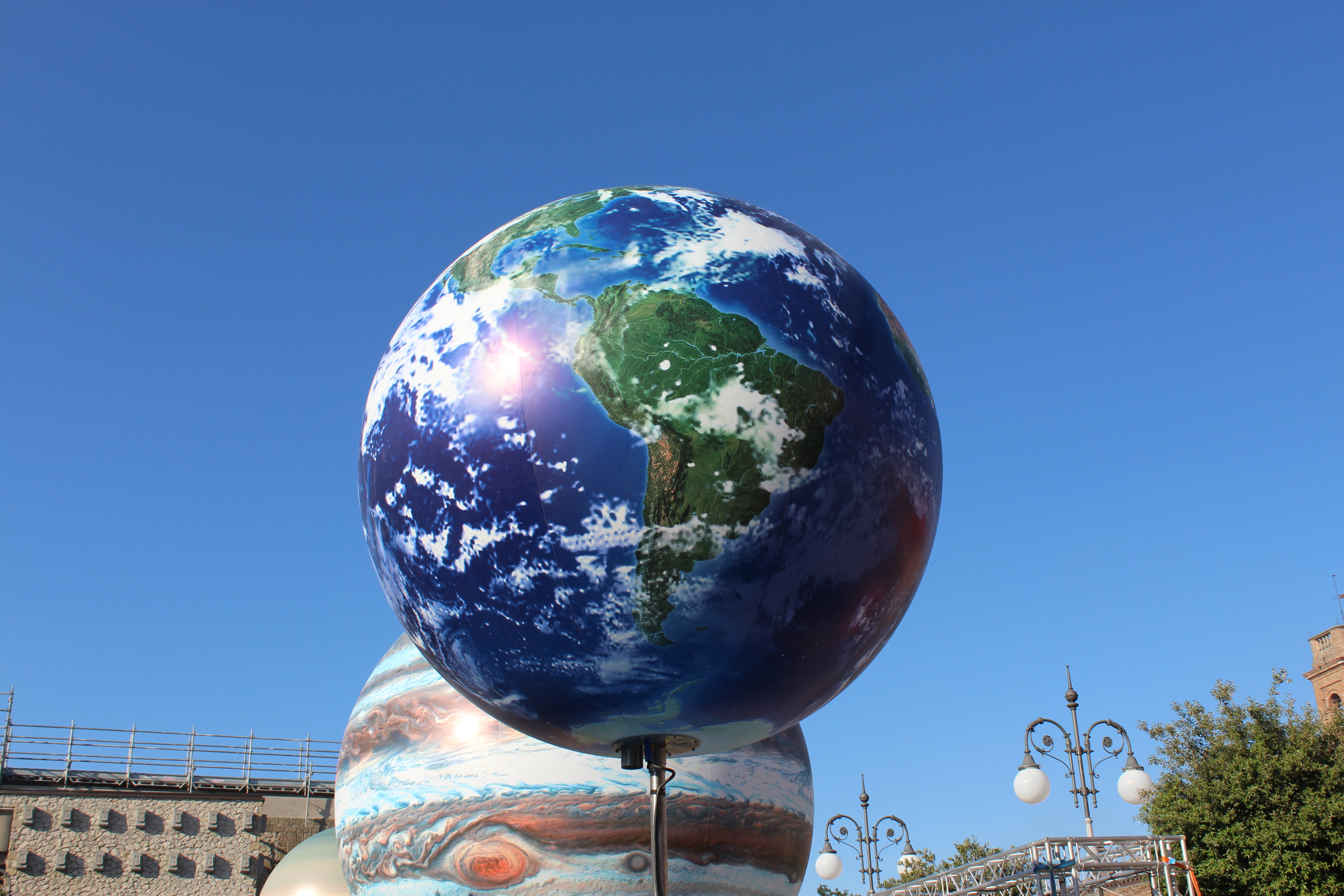 Inflatable planet set project